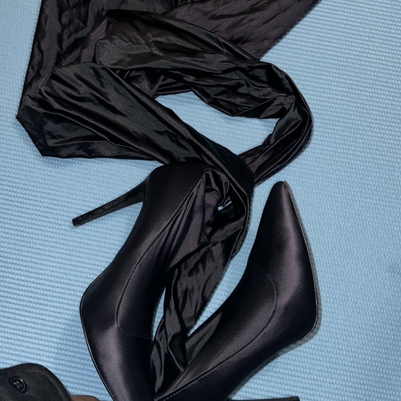 Point toe stiletto heeledsock boots - Picture 8 of 9